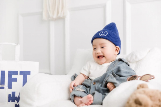 沈丘宝宝吃奶蹬腿烦躁扭动